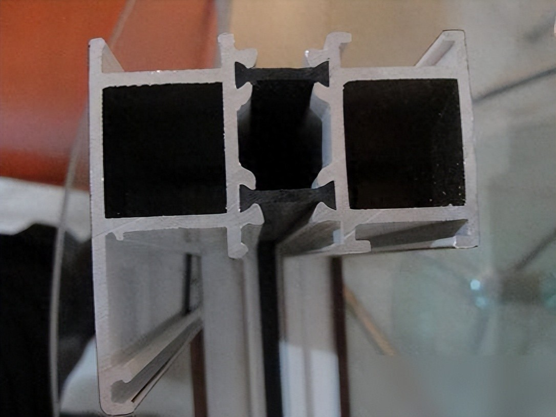 封阳台门窗别瞎买！老师傅血泪教训：选对这种材料，省电30%、多用30年！