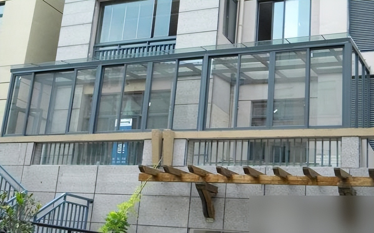 封阳台门窗别瞎买！老师傅血泪教训：选对这种材料，省电30%、多用30年！