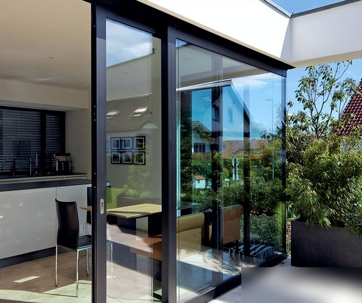 封阳台门窗别瞎买！老师傅血泪教训：选对这种材料，省电30%、多用30年！