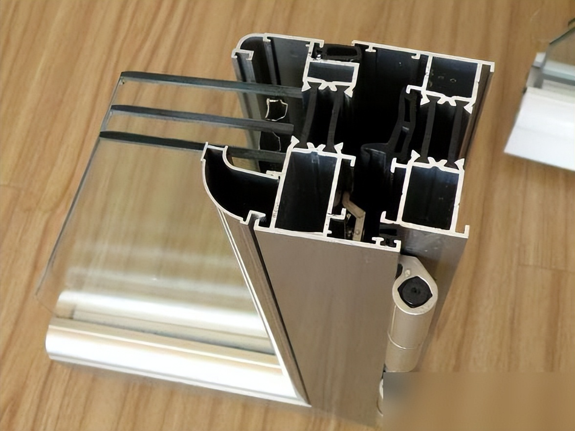 封阳台门窗别瞎买！老师傅血泪教训：选对这种材料，省电30%、多用30年！