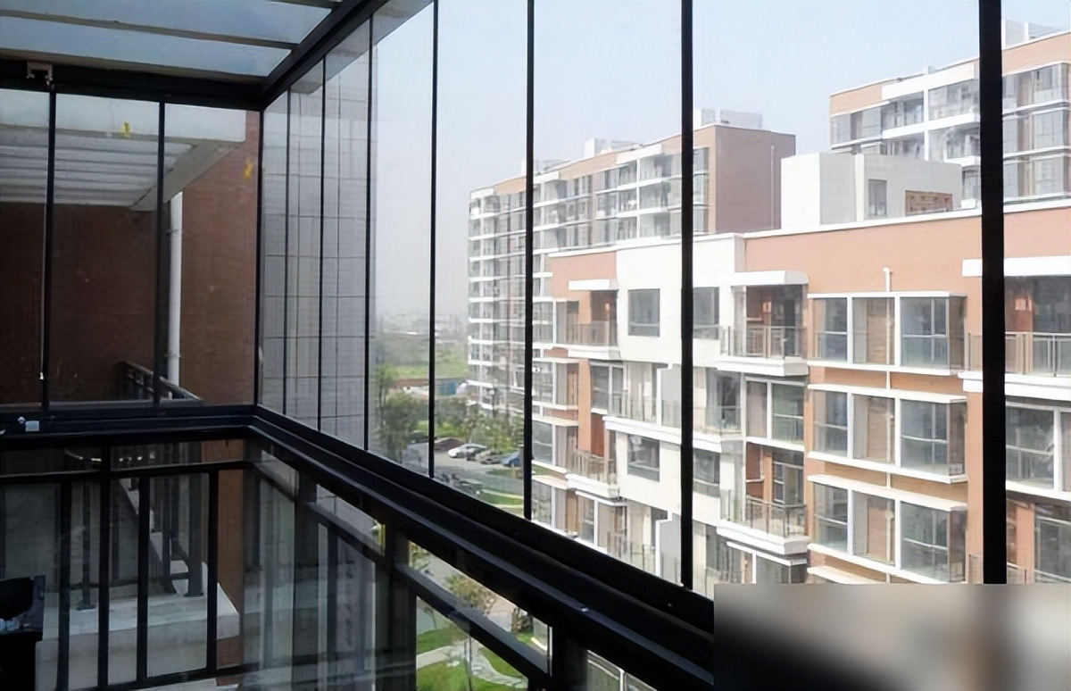 封阳台门窗别瞎买！老师傅血泪教训：选对这种材料，省电30%、多用30年！