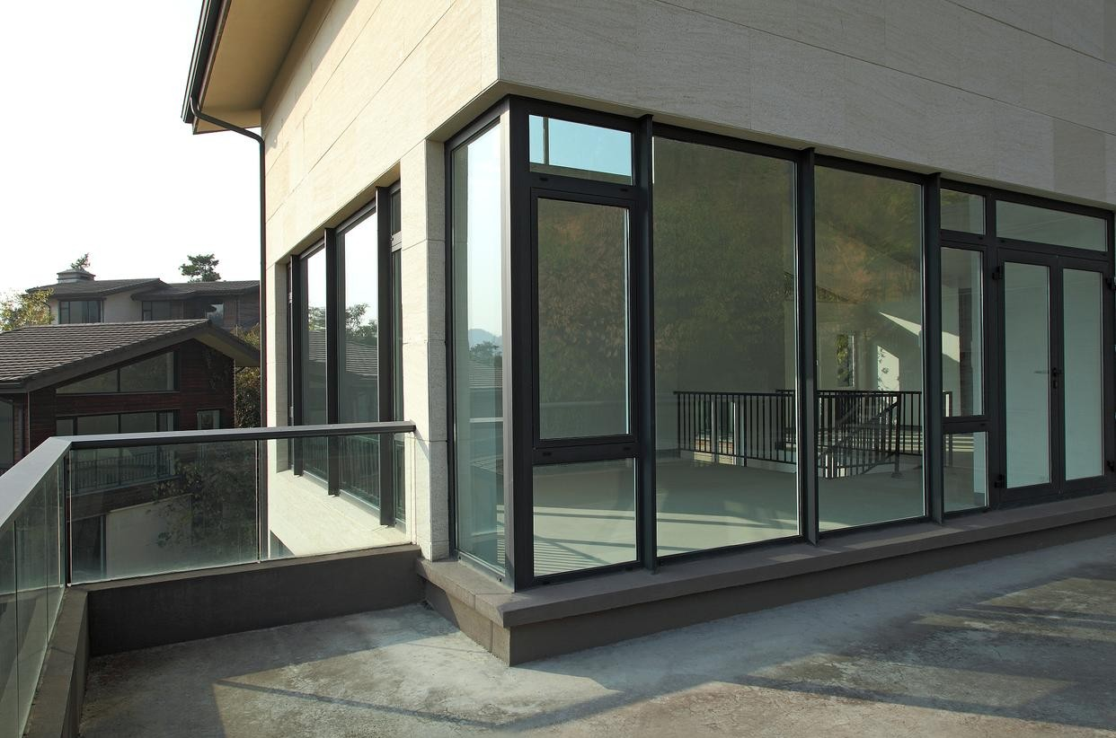 小区废旧门窗回收暴利揭秘：日入千元不是梦，低投入创业新蓝海！