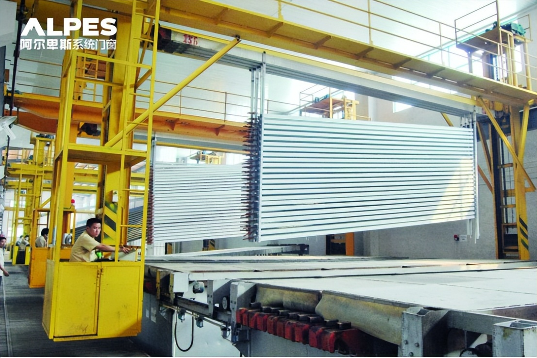 破局价格战！阿尔卑斯联手英辉，瓷泳工艺开启门窗品质革命新纪元！